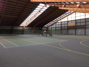 site de quiberon : salle avec 2 courts couverts